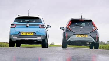 Toyota Aygo X и Citroen C3 сзади